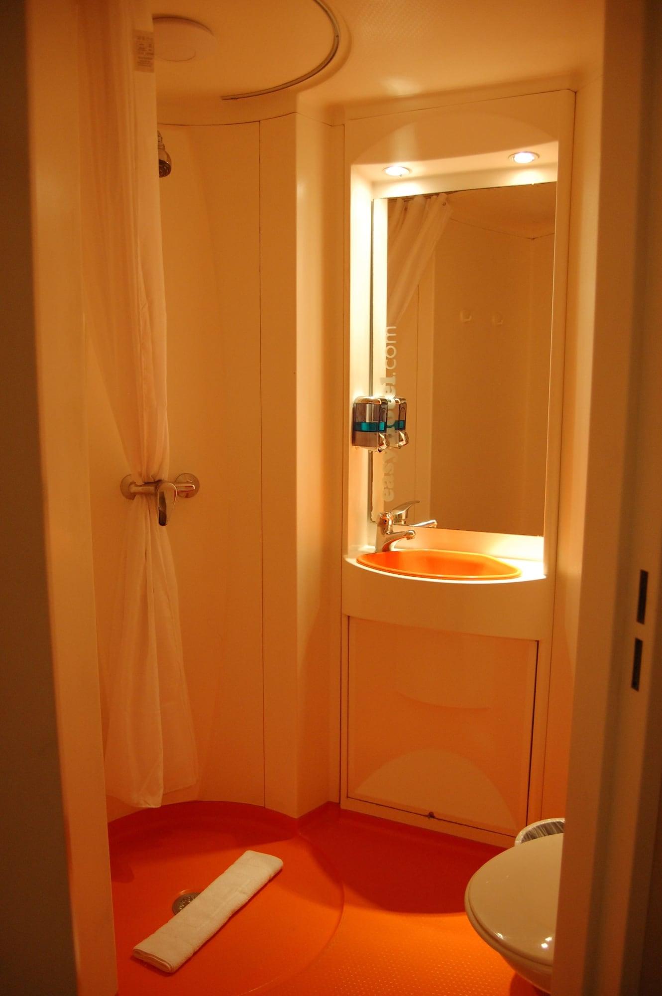 Easyhotel South Kensington London Exterior photo