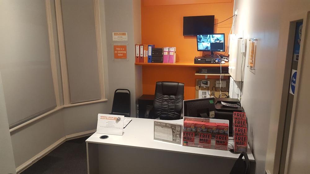 Easyhotel South Kensington London Exterior photo